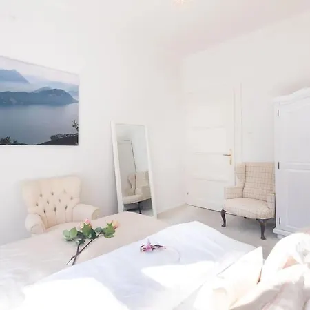 Luxury 3bedrs 2baths By Old Town Square Apartamento