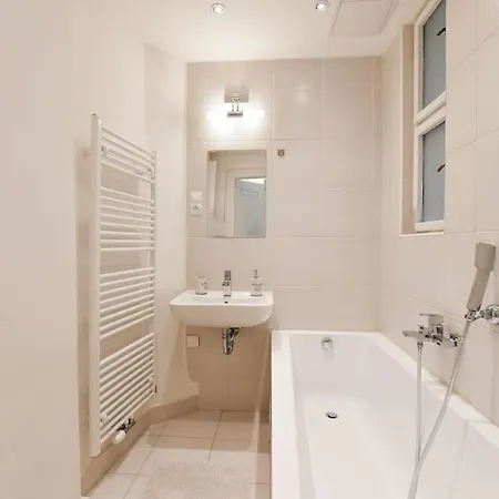 Luxury 3bedrs 2baths By Old Town Square Apartamento